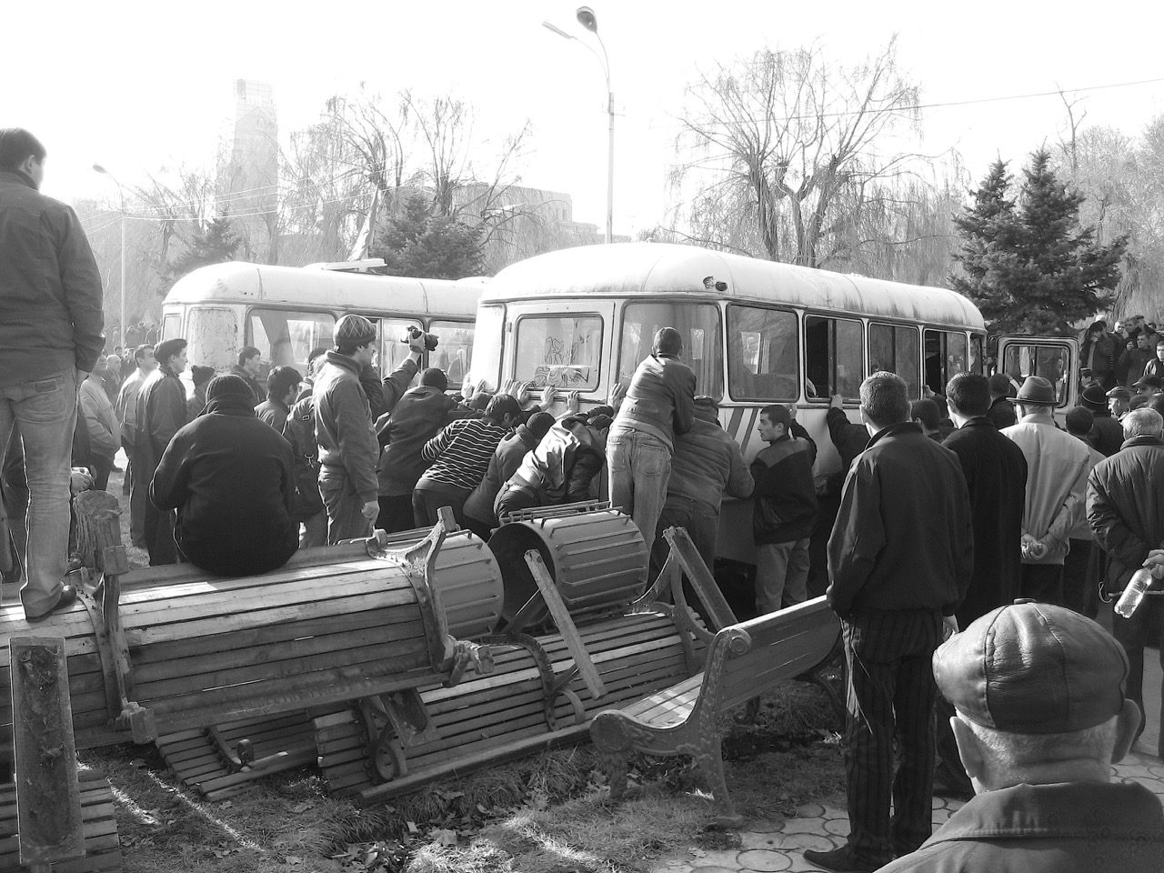 Barrikadenbau Foto: Barrikadenbau. Aus: Eriwan. Kapitel 3. Aufzeichnungen aus Armenien von Marc Degens.