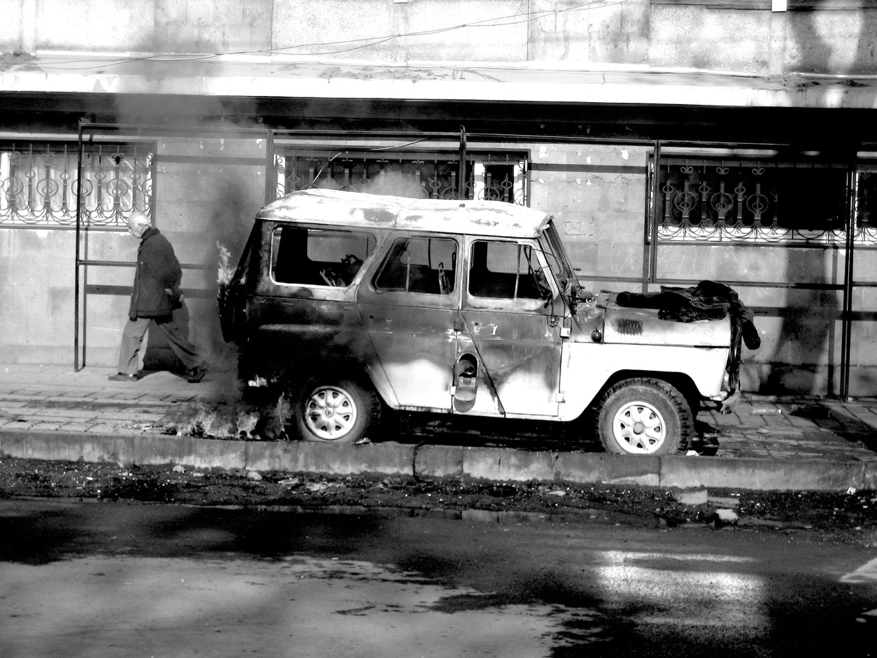 Brennender Jeep Foto: Brennender Jeep. Aus: Eriwan. Kapitel 3. Aufzeichnungen aus Armenien von Marc Degens.