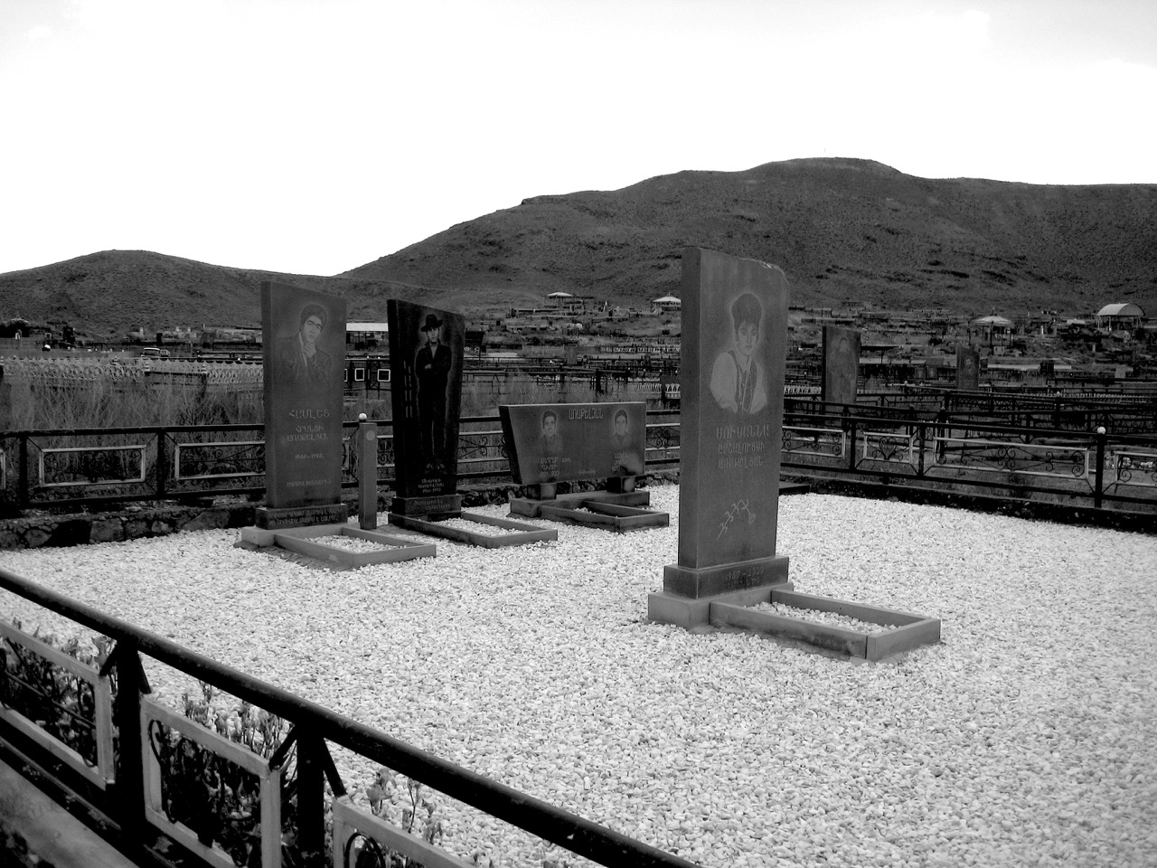 Friedhof Foto: Friedhof. Aus: Eriwan. Kapitel 6 Aufzeichnungen aus Armenien von Marc Degens.