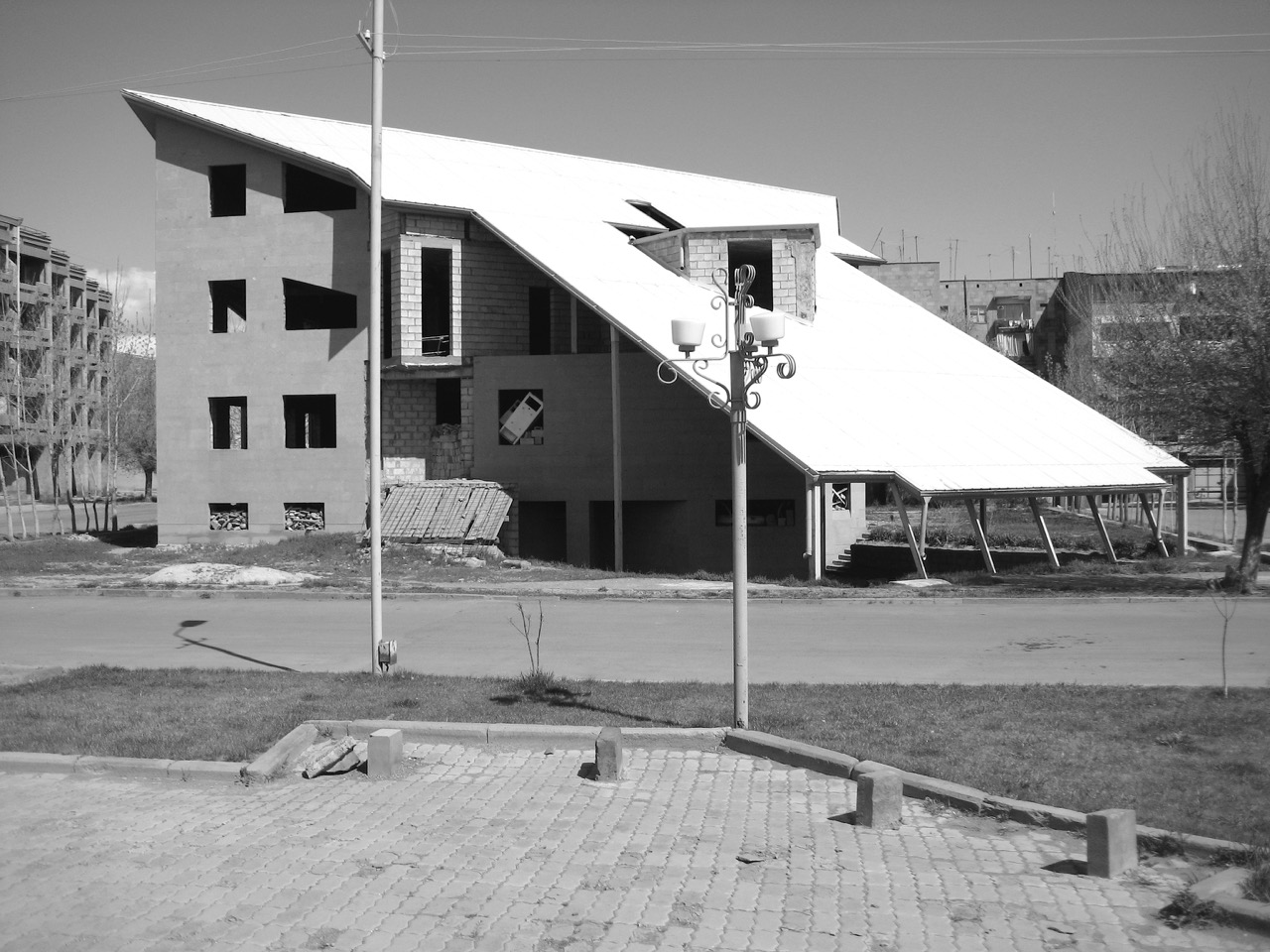Futuristische Bauruine Foto: Futuristische Bauruine. Aus: Eriwan. Kapitel 6 Aufzeichnungen aus Armenien von Marc Degens.
