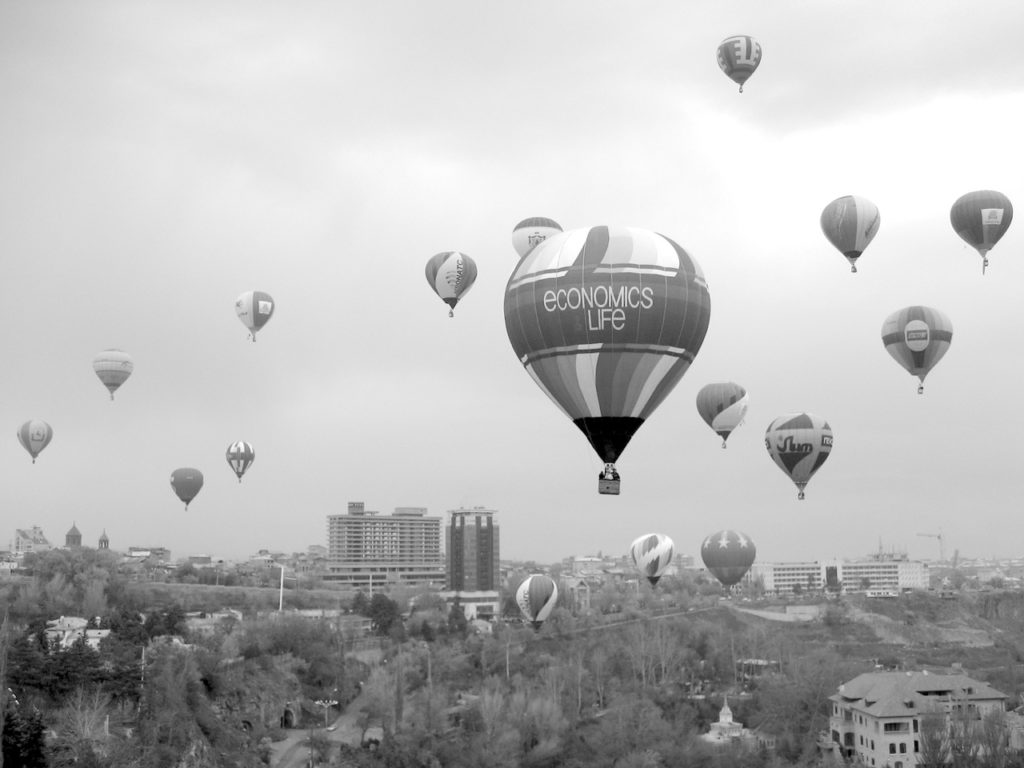 Foto: Heißluftballons. Aus: Eriwan. Kapitel 3. Aufzeichnungen aus Armenien von Marc Degens.
