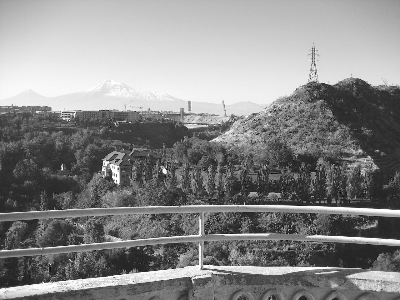 Foto: Veranda mit Aussicht auf die Hrasdan-Schlucht und den Ararat. Aus: Eriwan. Aufzeichnungen aus Armenien von Marc Degens