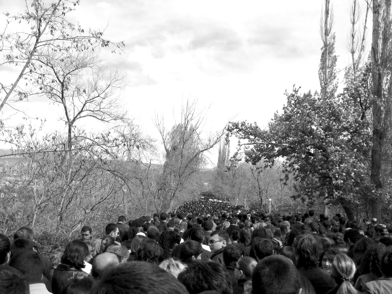 Pilgern Foto: Pilgern. Aus: Eriwan. Kapitel 6 Aufzeichnungen aus Armenien von Marc Degens.