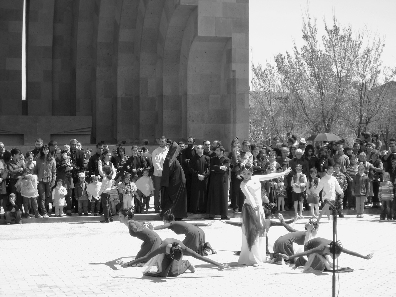 Tanz Foto: Tanz. Aus: Eriwan. Kapitel 6 Aufzeichnungen aus Armenien von Marc Degens.