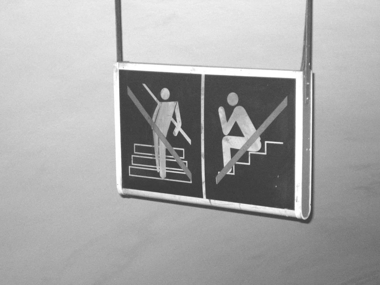 U-Bahnschild Foto: U-Bahnschild. Aus: Eriwan. Kapitel 3. Aufzeichnungen aus Armenien von Marc Degens.