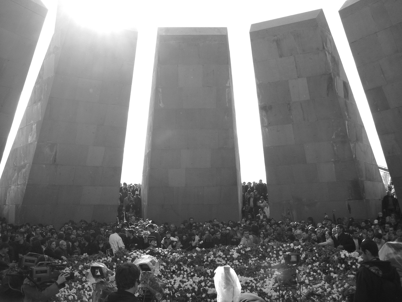 Zizernakaberd Foto: Zizernakaberd. Aus: Eriwan. Kapitel 6 Aufzeichnungen aus Armenien von Marc Degens.